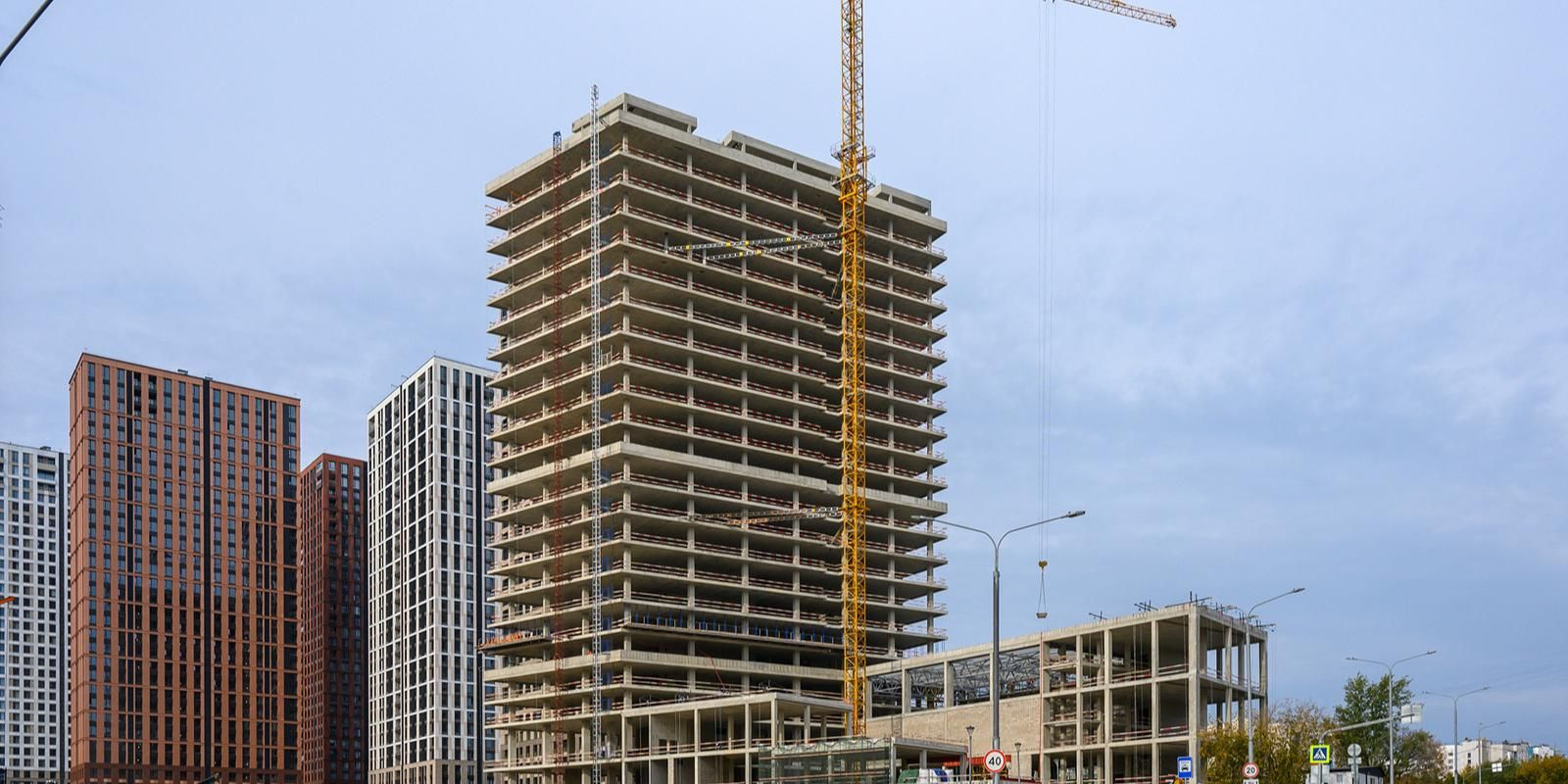 В бизнес-центре в Обручевском районе началась облицовка фасадов